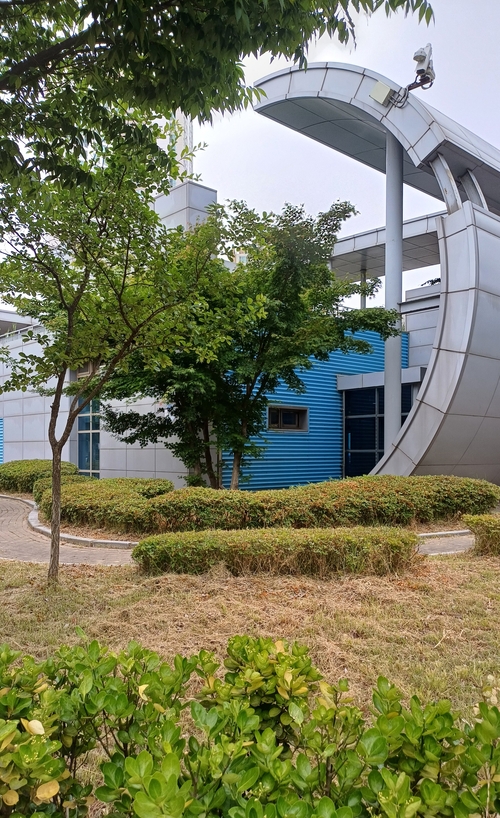 제초작업으로 말끔해진 송도3동 생활폐기물 자동집하장 외곽 정원. /전진삼 건축평론가 제공