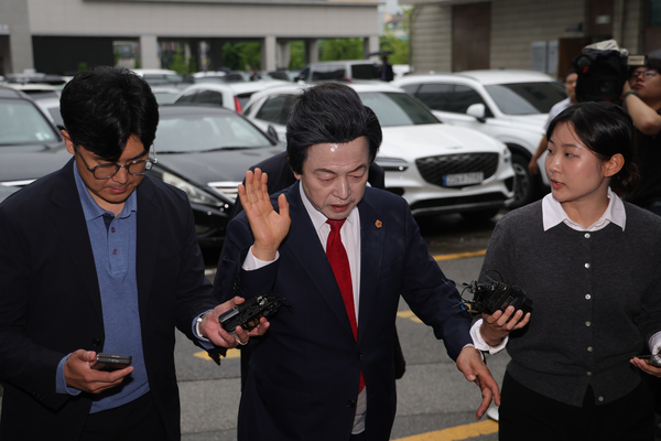 16일 오후 경기도 의정부시 가능동 의정부지방법원에서 사기와 정치자금법 위반, 준강제추행 등의 혐의를 받는 허경영 국가혁명당 명예대표(가운데)가 구속 전 피의자심문 위해 법정으로 이동하고 있다. 2025.5.16 /연합뉴스