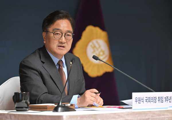 우원식 국회의장이 11일 국회 사랑재에서 열린 취임 1주년 기자간담회에서 취재진의 질문에 답변하고 있다. 2025.6.11 /연합뉴스