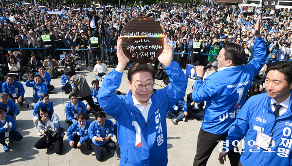 이재명 대통령이 ·3 대통령선거 공식 선거운동 첫날인 지난 5월 12일 경기 화성시 동탄 센트럴파크 유세장에서 ‘세계 1위 반도체 강국 도약!’이라 적고 서명한 웨이퍼를 들어보이고 있다. 2025.5.12 /이지훈기자 jhlee@kyeongin.com