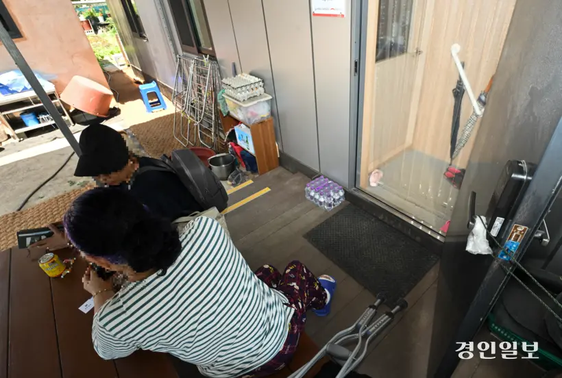 12일 오후 오폭 사고 피해 주민들이 임시 거주시설로 설치된 컨테이너 앞에 앉아 있다. 2025.6.12 /이지훈기자 jhlee@kyeongin.com