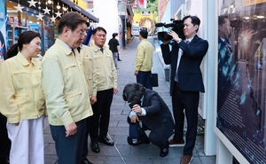 [포토] 이태원 참사 현장 방문한 이재명 대통령