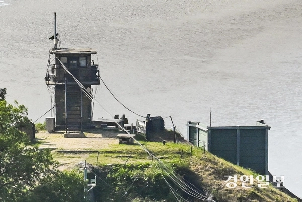 11일 오후 파주시 오두산 통일전망대에서 본 북녘. 합동참모본부는 이날 “남북관계 신뢰 회복과 한반도 평화를 위한 대국민 공약을 이행하는 차원”이라며 대북 확성기 방송을 중지했다고 밝혔다. 지난해 6월 북한의 오물풍선 살포 등에 대응해 확성기 방송을 재개한 지 1년 만이다. 2025.6.11 /이지훈기자 jhlee@kyeongin.com