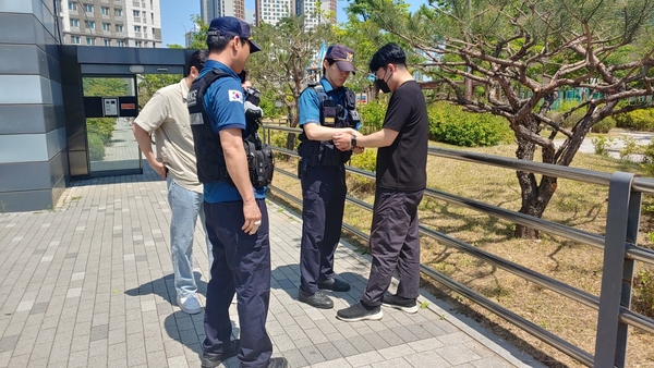 법무부 인천보호관찰소는 지난 11일 법무부 위치추적중앙관제센터, 인천시경찰청, 인천미추홀경찰서와 스토킹 범죄로 전자장치를 부착한 사람이 이를 훼손하고 도주할 경우를 가정해 합동 모의 훈련을 실시했다. /인천보호관찰소 제공