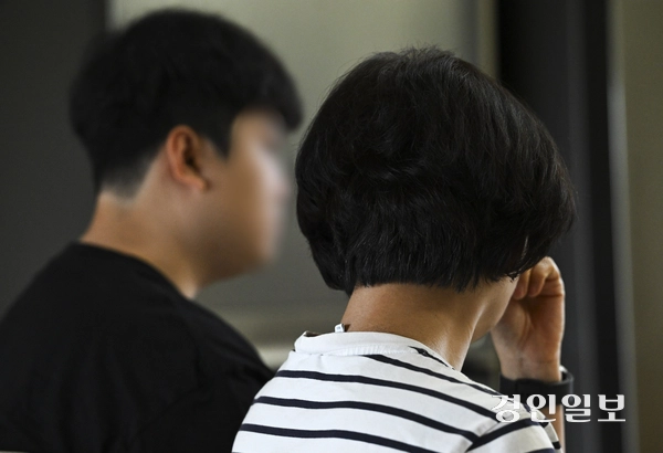 지난 5월 12일 발생한 동탄 납치 살해 피해자의 어머니와 동생이 30일 경인일보와 인터뷰 하고 있다. 2025.5.30 /이지훈기자 jhlee@kyeongin.com