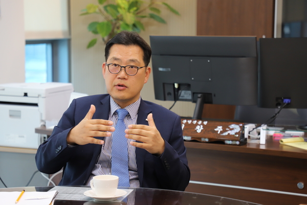 시흥산업진흥원 임창주 원장이 시흥시 산업의 미래와 진흥원의 역할에 대해 설명하고 있다. /시흥산업진흥원 제공