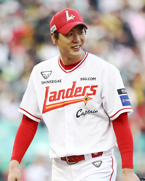 SSG, 베테랑 에이스 김광현과 2년 36억 연장 계약 …‘청라돔 시대’ 개막 준비