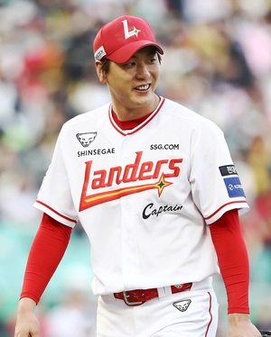 SSG, 베테랑 에이스 김광현과 2년 36억 연장 계약 …‘청라돔 시대’ 개막 준비