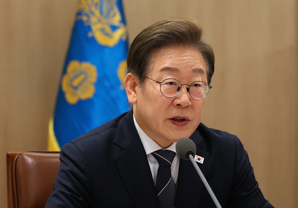 이재명 대통령이 13일 용산 대통령실에서 이스라엘의 이란 공습관련 경제안보 긴급 점검회의를 하고 있다. 2025.6.13 /연합뉴스