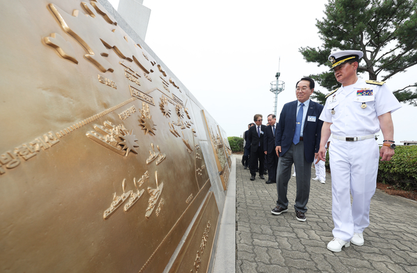 13일 경기도 평택시 해군 제2함대 사령부에서 열린 ‘제1연평해전 승전 26주년 기념식’에서 허성재 2함대 사령관을 비롯한 참전 지휘관 및 장병들이 전승비를 둘러보고 있다. 2025.6.13 /연합뉴스