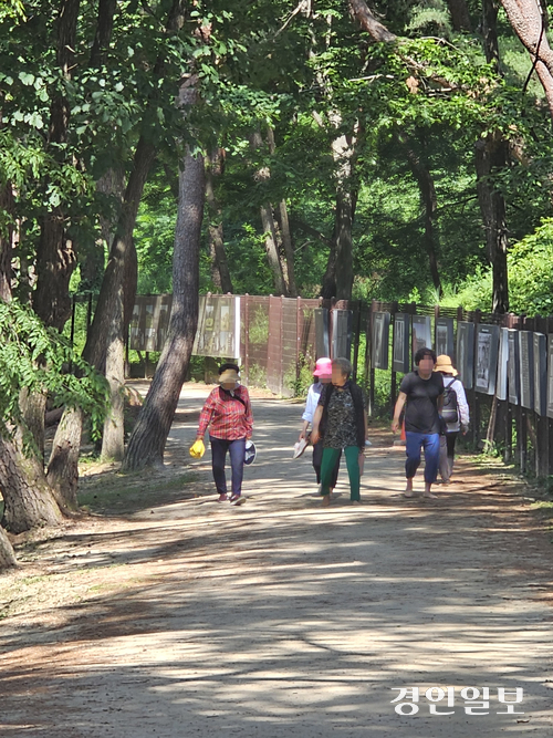 홍유릉 인근 주민들이 삼삼오오 모여 맨발로 둘레길을 걷고 있다. 남양주/이종우기자 ljw@kyeongin.com