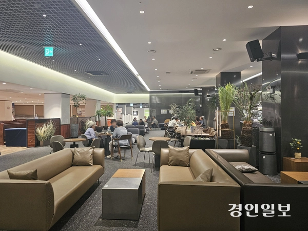 리멤버1910의 휴게공간인 카페에서 방문객들이 홍유릉 둘레길을 산책한 후 카페에서 빵과 음료를 즐기고있다. 남양주/이종우기자 ljw@kyeongin.com