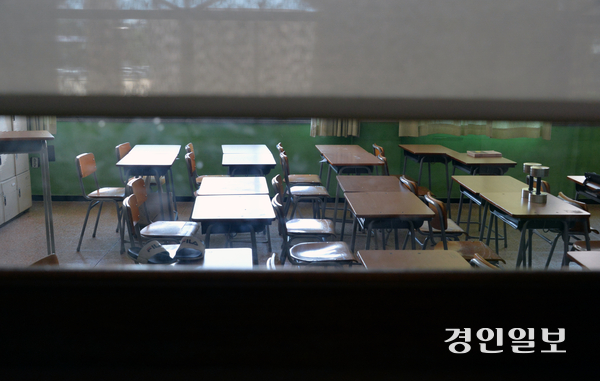 경기도교원단체총연합회 등에 따르면 한국교원단체총연합회(교총)를 비롯해 전국교직원노동조합, 교사노동조합연맹은 이날 오후 2시 정부서울청사 앞에서 ‘故 제주 교사 추모 및 교권 보호 대책 요구 전국 교원 집회’를 연다. 사진은 경기도내 한 고등학교의 텅빈 교실. /경인일보DB