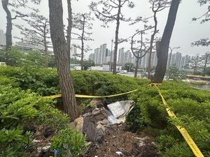 왕복 9차로 사이 ‘교통섬’에서 숨진 그, 도심 속 누구도 몰랐다