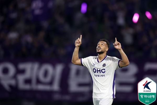 FC안양 모따가 득점에 성공한 뒤 기뻐하고 있다. 이날 FC안양은 모따의 멀티골로 2-1 역전승을 거뒀다. 2025.6.14 /한국프로축구연맹 제공