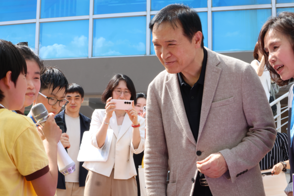 14일 용인시 처인구에 위치한 ‘세리박위드용인’에서 용인시 소재 초등학교 5, 6학년 학생 45명이 참여한 창작 뮤지컬 발표회가 열린 가운데 임태희 경기도교육감이 아이와 이야기를 나누고 있다. 2025.6.14 /경기도교육청 제공
