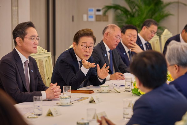 이재명 대통령이 13일 서울 용산 대통령실 청사에서 6경제단체·기업인 간담회를 하고 있다. 2025.6.13 /대통령실 제공