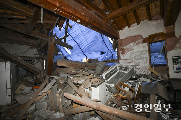 포천 민가 오폭 사고 이후 100일이 지났지만, 복구 지원이 더딘 탓에 주민들은 일상으로 돌아오지 못하고 있다. 12일 오후 오폭 피해를 입은 포천시 한 민가 내부에 사고 당시 잔해가 고스란히 남아 있다. 2025.6.12 /이지훈기자 jhlee@kyeongin.com