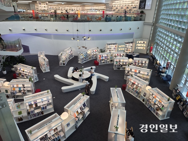 의정부미술도서관은 2020년 한국건축문화대상에서 한국문화공간상을 받았다. 의정부미술도서관 내부 모습이다. /오수진기자 nuri@kyeongin.com