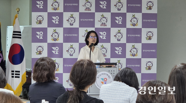 경기도여성가족재단 창립 20주년 기념 정책 세미나에서 마경희 한국여성정책연구원 선임연구위원이 ‘성평등정책과 경기도: 지역 연구기관의 역할과 과제’를 주제로 발표를 하고 있다. 2025.6.12 /이시은기자 see@kyeongin.com