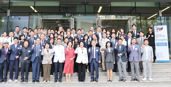 가천대는 메디컬캠퍼스 의과대학교 대강당에서 ‘가천 CEO아카데미 제15기 주치의 결연식’을 열었다고 13일 밝혔다./가천대 제공
