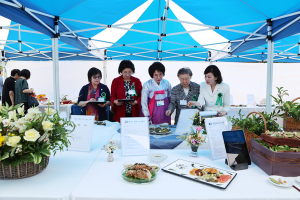 지난 14일 인천 연수구 가천대학교 메디컬캠퍼스에서 열린 제36회 전국차인큰잔치의 차 음식 경연 대회에서 심사위원들이 출품작들을 심사하고 있다. 2025.6.14 /한국차문화협회 제공