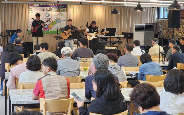 지난 13일 강화도 우리마을에서 펼쳐진 공연에서 한 참가 밴드가 연주하고 있다. 2025.6.13 /정진오기자 schild@kyeongin.com