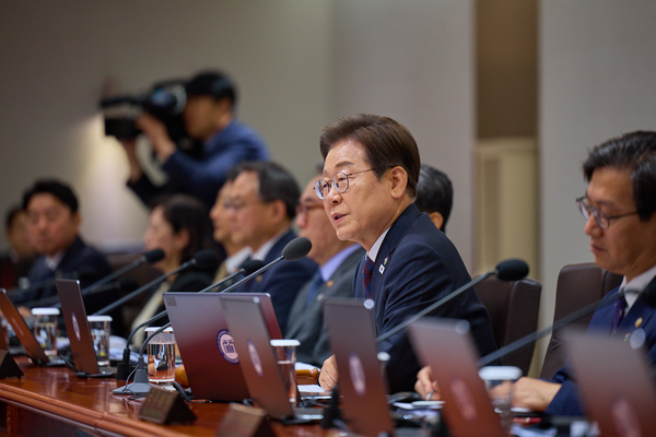 전국민 민생회복지원금이 소득계층별로 선별·차등 지원하는 방식으로 가닥을 잡고 있다. 사진은 지난 10일 국무회의를 주재하고 있는 이재명 대통령의 모습. 2025.6.10 /연합뉴스