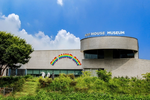 외부에서 구하우스 미술관을 바라본 전경. 우고 론디노네의 ‘빅 마인드 스카이(BIG MIND SKY)’가 눈에 띈다. /구하우스 미술관 제공