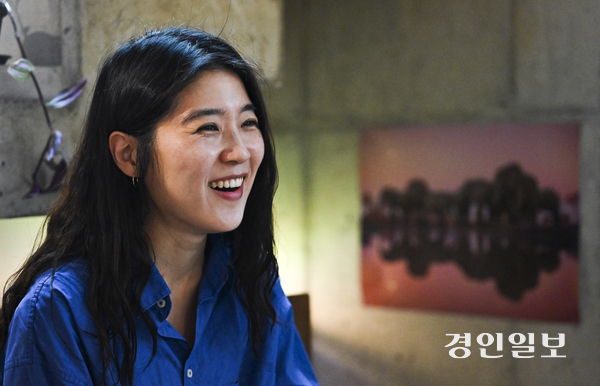 지난 2023년 경기아트센터 창작 희곡 공모전에 ‘죽음들’이라는 작품으로 당선된 황정은 극작가는 현재 연극과 뮤지컬을 넘나들며 다양한 분야에서 활동하고 있다. 황 작가는 인터뷰에서 “글을 쓰면 배우들의 목소리가 꺼지지 않아 잠을 못 잔다”며 이야기에 대한 남다른 애정을 드러냈다. 2025.5.22 사진/이지훈기자 jhlee@kyeongin.com