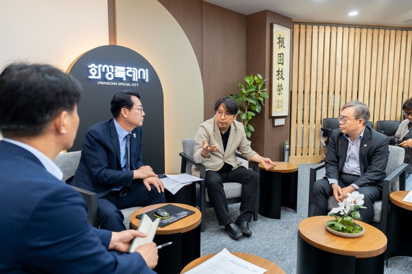 17일 차지호 국회의원이 정명근 화성시장과 면담을 갖고 동탄 2신도시에 건립 추진 중인 초대형 물류센터 전면 백지화를 촉구했다. / 차지호 의원실 제공