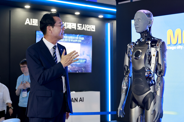 정명근 화성시장이 18일 ‘MARS 2025’ 현장에서 휴머노이드 로봇 아메카와 대화를 나누고 있다. 2025.6.18 /화성시 제공
