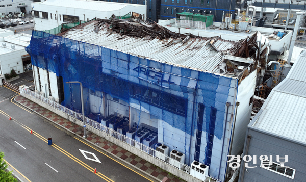 외국인을 포함한 노동자 23명의 목숨을 앗아간 아리셀 참사가 발생한 지 1년여의 시간이 흘렀지만, 여전히 이주노동자들은 위험한 환경에 노출돼 있어 대책 마련이 필요하다. 19일 화성시 서신면 아리셀 공장이 1년 전 사고 당시의 처참한 모습을 간직한 채 남겨져 있다. 2025.6.19 /최은성기자 ces7198@kyeongin.com
