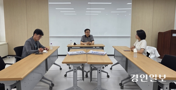 지난 10일 경인일보 인천본사 회의실에서 열린 독자위원회에서 위원들이 5월치 신문을 두고 이야기하고 있다. 2025.6.10 /김희연기자 khy@kyeongin.com