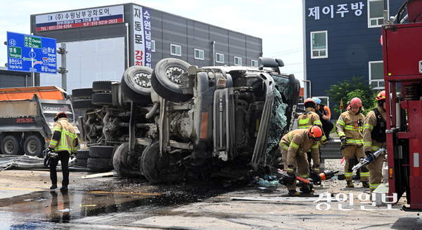 19일 오후 화성시 반정동 경기대로에서 대형 화물 트럭이 전복되는 사고가 발생, 출동한 구조대원이 현장을 수습하고 있다. 2025.6.19 /임열수기자 pplys@kyeongin.com