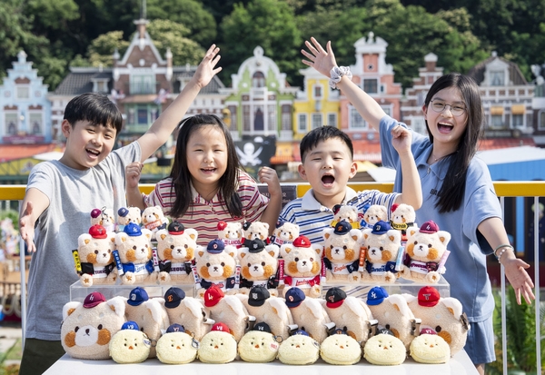 에버랜드는 KBO(한국야구위원회)와 함께 레서판다 캐릭터 ‘레시앤프렌즈’(Lessey & Friends)를 컬래버한 ‘최강레시’ 시즌 2를 선보인다고 19일 밝혔다. 오는 23일부터 ‘카카오톡 선물하기’ 기획전을 통해 각 구단의 유니폼과 모자를 쓴 최강레시 시즌 2를 만나 볼 수 있으며 이후 에버랜드 내 KBO 최강레시 스토어를 통해 선보일 예정이다. 지난해 출시한 키링, 봉제인형, 메탈 배지 등 29종에 이어 올해는 짐색, 방향제, 자동차용품 등 110여 가지의 다양한 굿즈를 선보인다. 용인/김성규기자 seongkyu@kyeongin.com, 사진/삼성물산 제공
