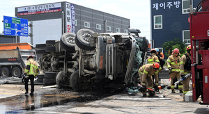 [포토] 화성시 경기대로서 대형 화물 트럭 전복 사고