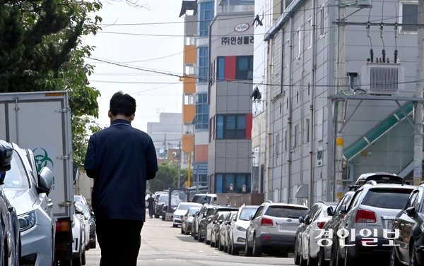 지난 17일 인천시 남동구 남동국가산업단지에서 한 외국인 근로자가 걸어가고 있다. 2025.6.17 /김용국기자yong@kyeongin.com