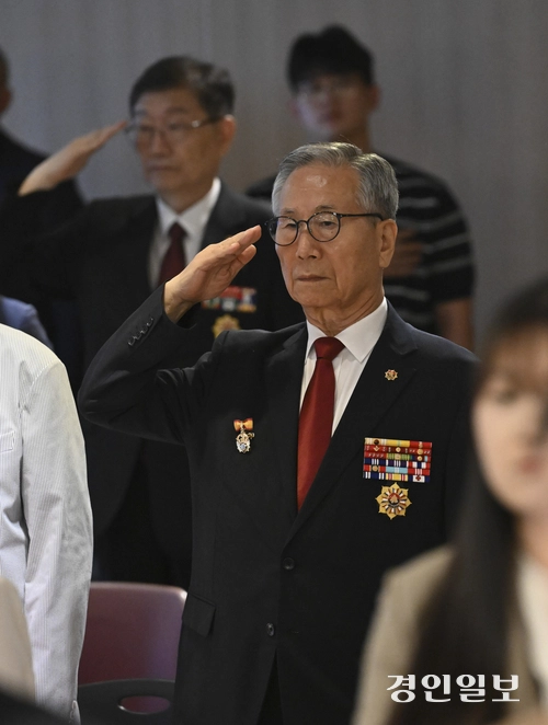 19일 ‘제53회 경인보훈대상’ 시상식이 열린 경인일보 대회의실에서 국민의례가 진행되고 있다. 2025.6.19 /이지훈기자 jhlee@kyeongin.com