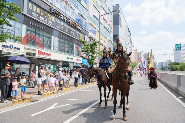 양주 회암사지 왕실축제가 열린 양주시의 거리에는 어가행렬을 보려는 시민들이 몰려들었다. 2025.6.20 /양주시 제공