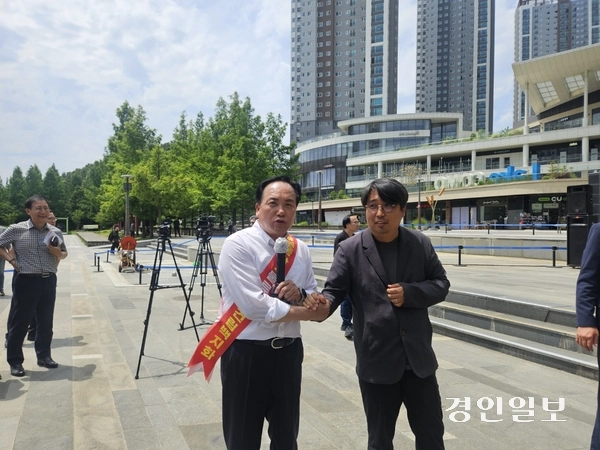 19일 화성시 동탄호수공원에서 열린 ‘동탄2 물류센터 건립 반대’ 집회에 참석한 이권재 오산시장과 차지호 국회의원. 오산/공지영기자 jyg@kyeongin.com