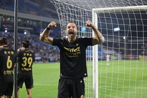 무고사 K리그 100호골… 인천Utd, 화성 2-0 제압 환호