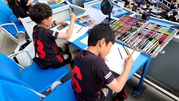 지난 21일 인천축구전용경기장에서 열린 제8회 인천유나이티드FC 축구사랑 그림그리기대회에 참가한 어린이 팬들이 그림을 그리고 있다. 2025.6.21 /김영준기자 kyj@kyeongin.com