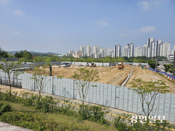 오는 9월 준공을 앞둔 화성예술의전당 주차장 확보를 위해 공원이 파헤쳐지는 것에 대해 인근 주민들이 화성시의 행정을 비판하고 있다. 2025.6.19 화성/김학석기자 marskim@kyeongin.com