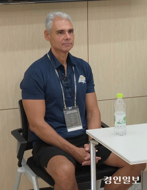 레오나르도 아폰소 KB손해보험 감독이 2025~2026시즌 V리그를 앞두고 기자간담회를 통해 각오를 밝히고 있다. 2025.6.23 /이영선기자 zero@kyeongin.com