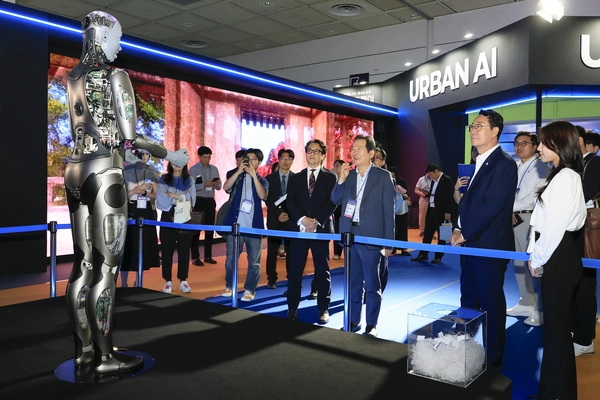 정세균 전 국무총리가 엑스포 현장을 찾아 아메카와 대화를 하고 있다. 2025.6.23 /화성시 제공