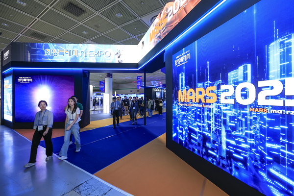 서울 코엑스를 찾은 관람객들이 현장을 둘러보고 있다. 2025.6.23 /화성시 제공