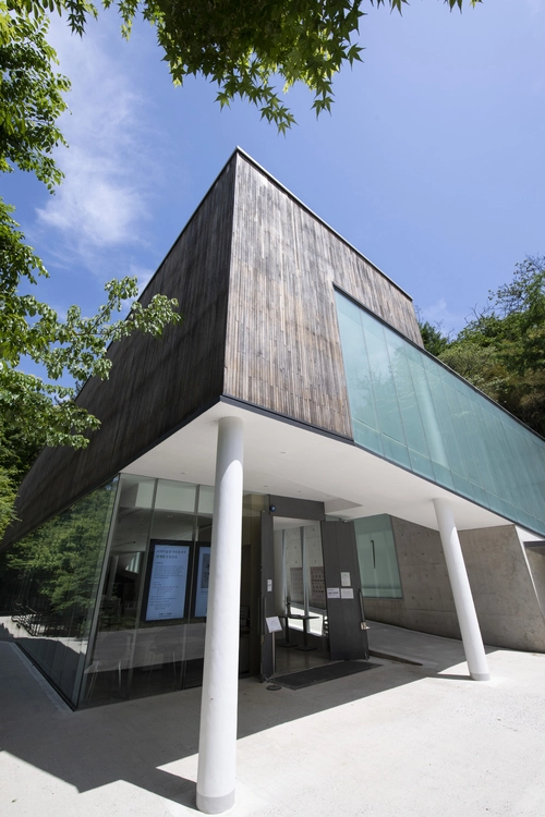 광주 의재미술관의 외관과 전경. 무등산 등산로를 그대로 활용한 점이 눈에 띈다. /광주일보=최현배기자