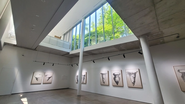 지하 2층 전시실에서는 유리창 너머로 무등산이 보인다. /광주일보=최현배기자