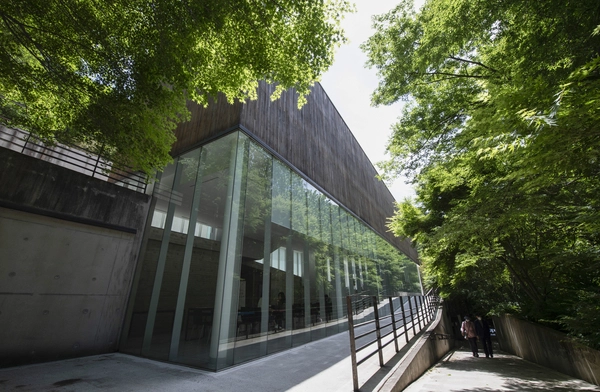 광주 의재미술관의 외관과 전경. 무등산 등산로를 그대로 활용한 점이 눈에 띈다. /광주일보=최현배기자